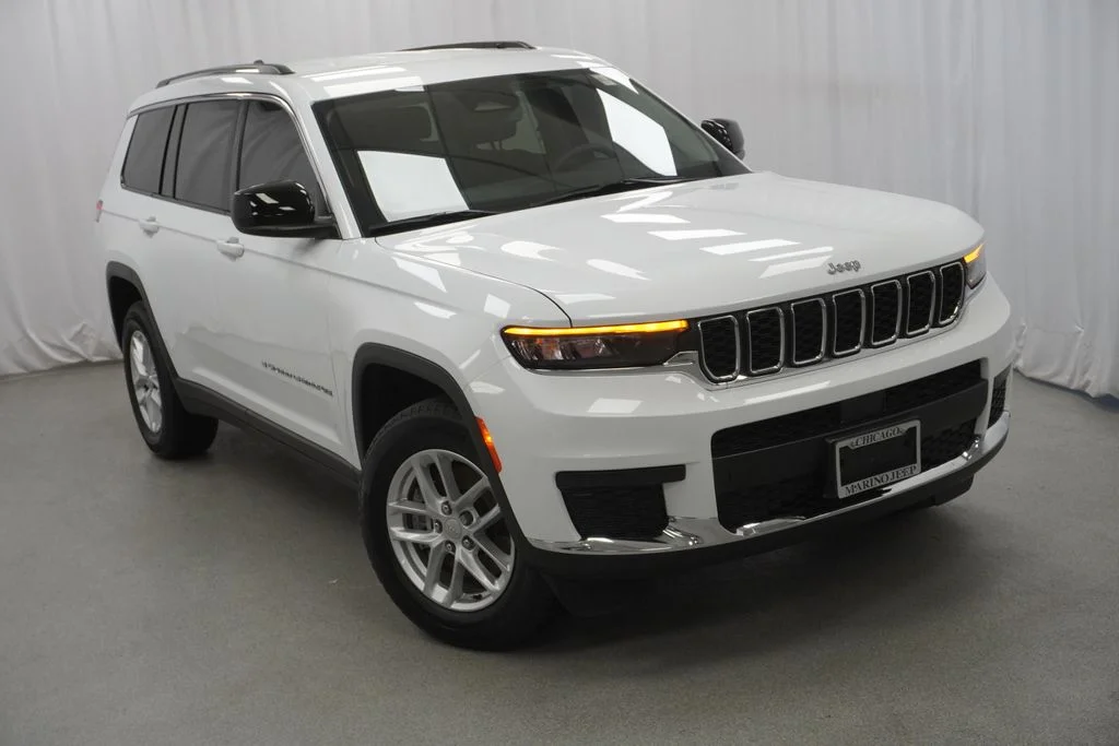 Used 2023 White/off-white Jeep Laredo image 9