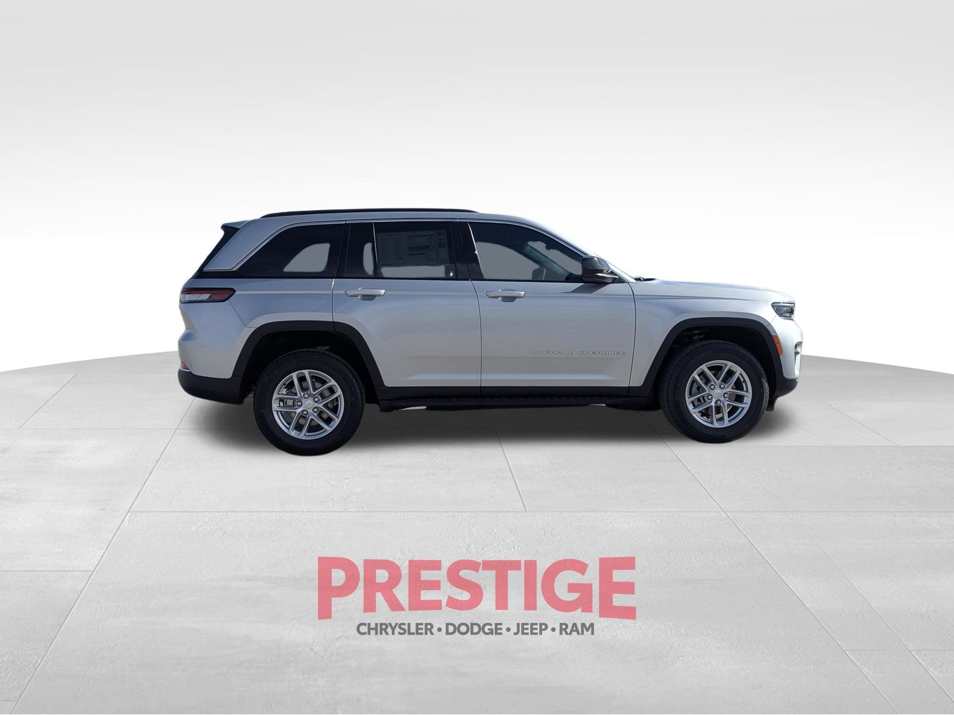 New 2026 Silver Zynith Exterior Paint Jeep Laredo X image 4
