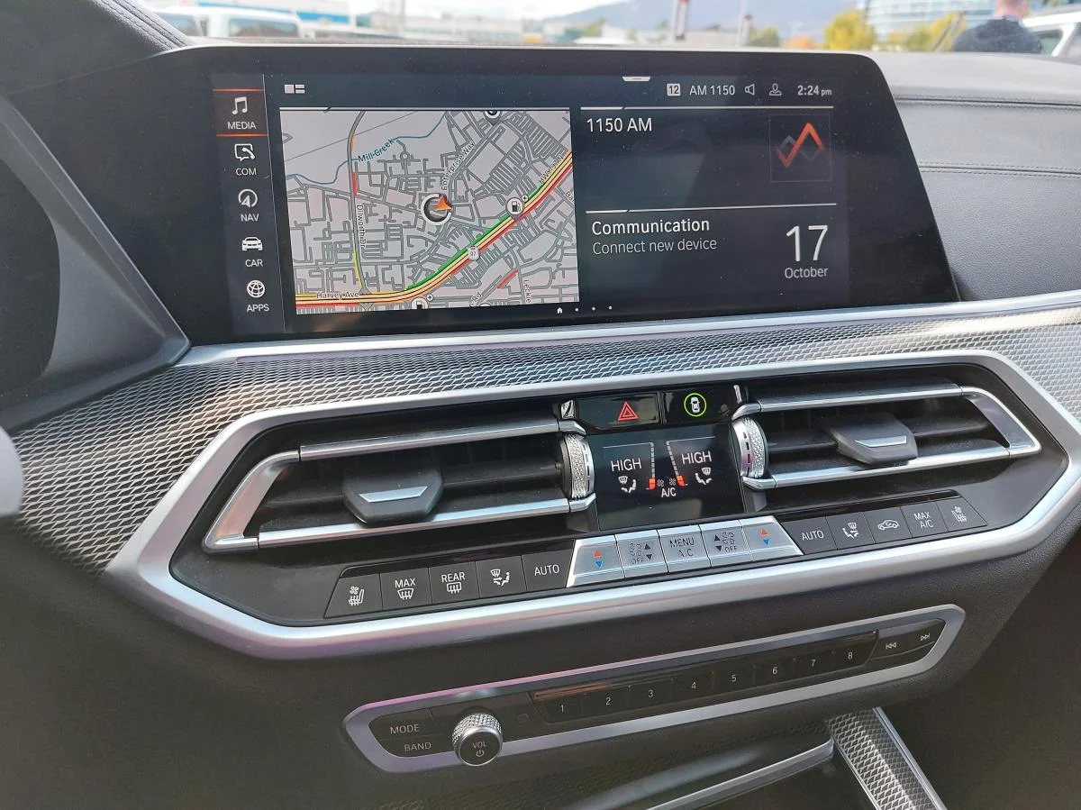 Used 2022 Blue BMW xDrive40i Sports Activity Vehicle image 21
