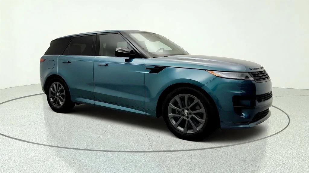 Used 2024 Giola Green Metallic Land Rover P400 Dynamic SE w/ Meridian Audio & Black Exterior Pack image 3