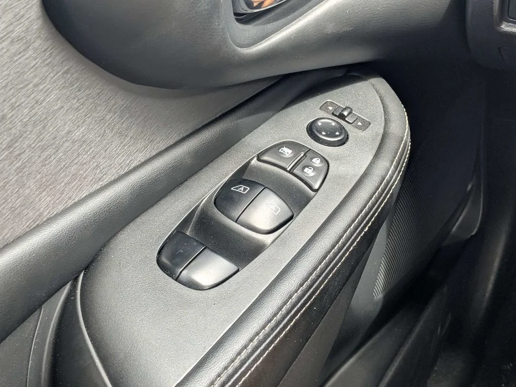 Used 2020 White Nissan S image 17