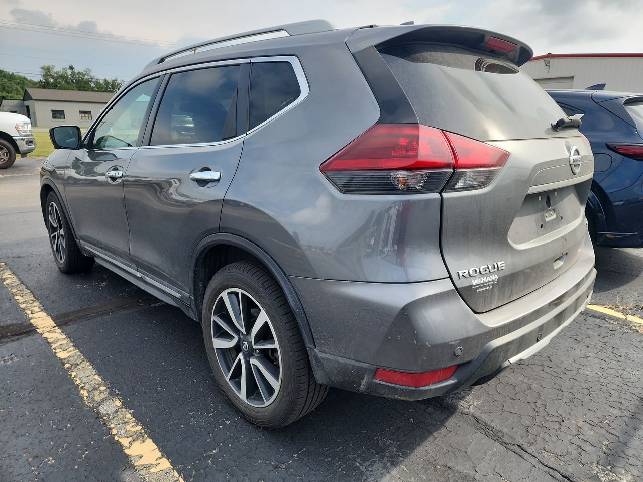 Used 2019 Gray Nissan SL image 3