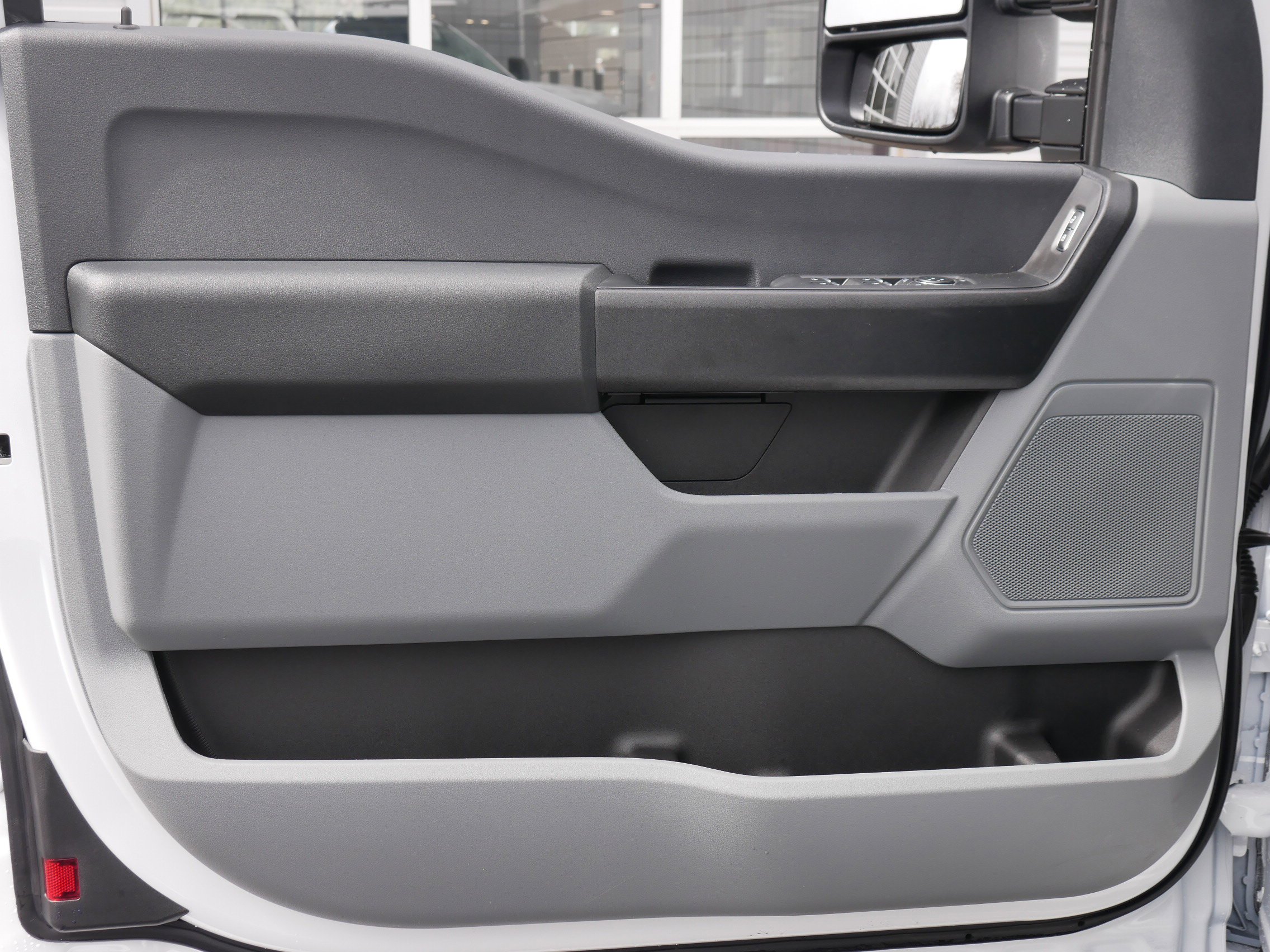 New 2025 Oxford White Ford F-550® XL image 31