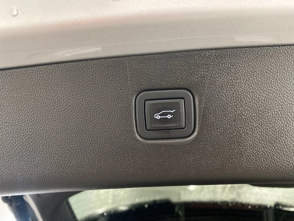 Used 2021 SILVER ICE METALLIC Chevrolet RS image 9