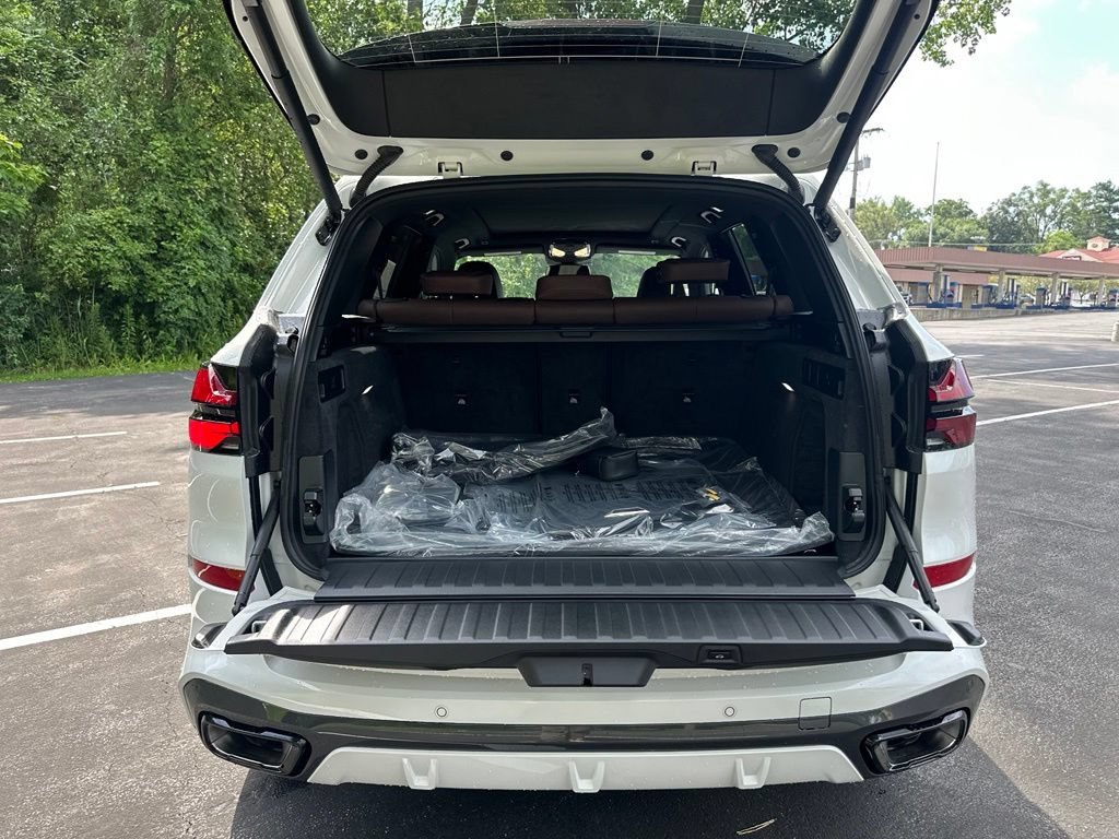 New 2026 Mineral White Metallic BMW xDrive40i image 24