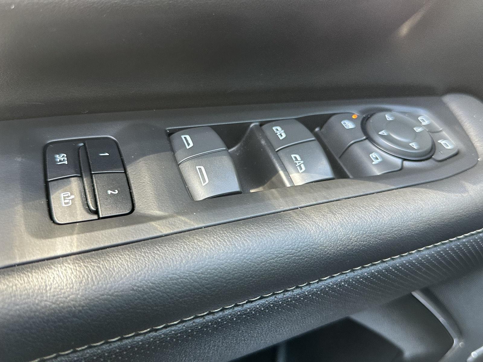 2023 GMC Yukon SLT - Photo 31