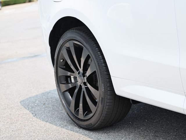 New 2026 Ostuni Pearl White LAND ROVER Dynamic SE image 15