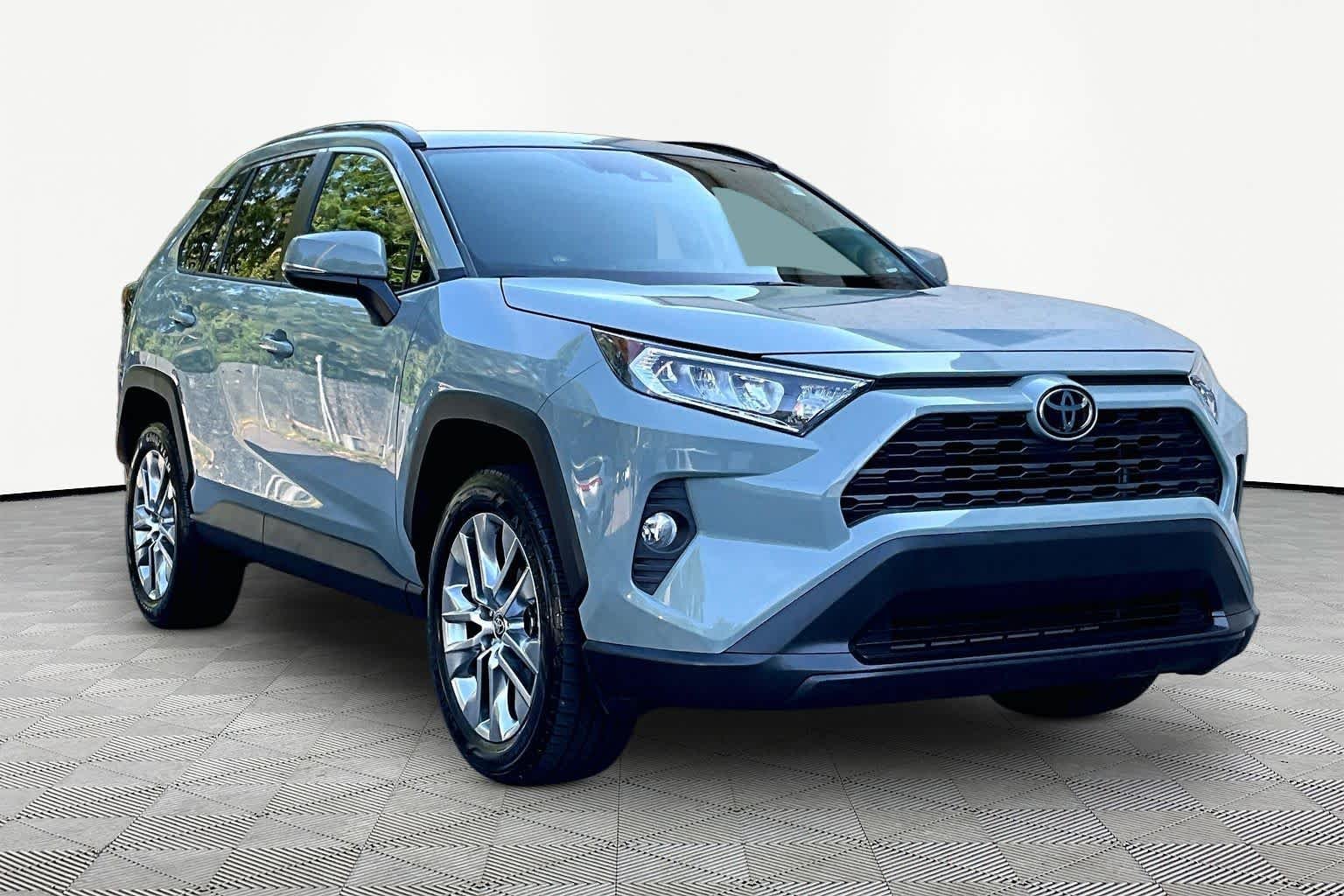 Used 2021 Lunar Rock Toyota XLE Premium image 3