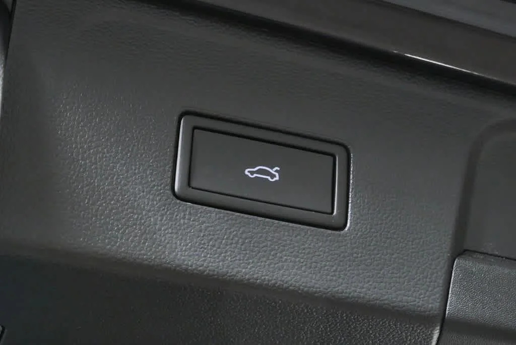 New 2026 Deep Black Pearl Volkswagen 2.0T SEL image 28