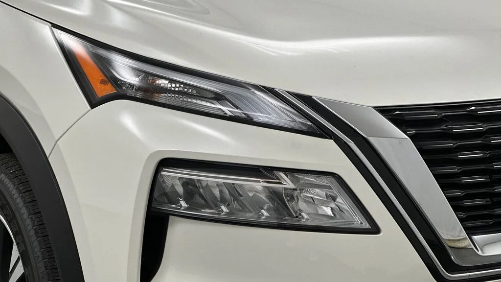 Used 2023 White Nissan SV image 31