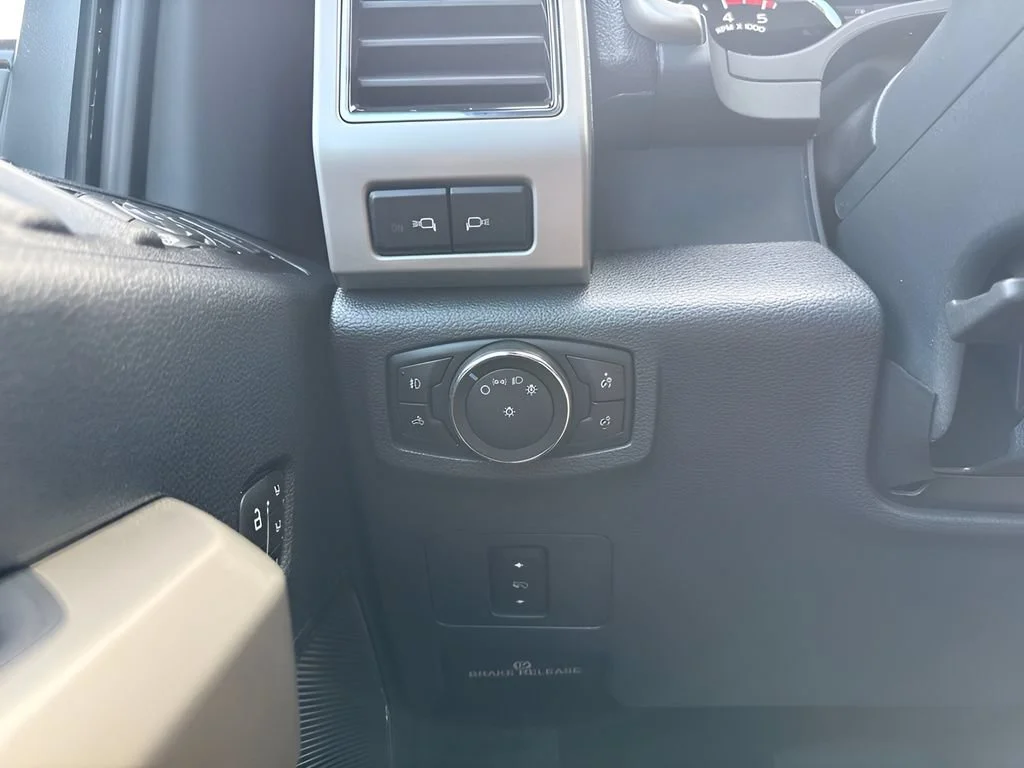 Used 2022  Ford XL image 25