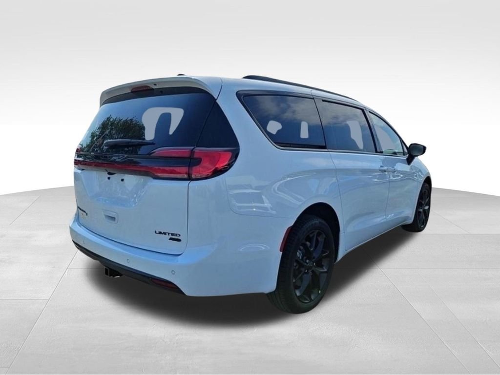 New 2027 Bright White Clear-Coat Exterior Paint Chrysler Limited image 5