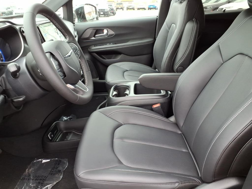 New 2026 Red Hot Pearl-Coat Exterior Paint Chrysler Select image 8