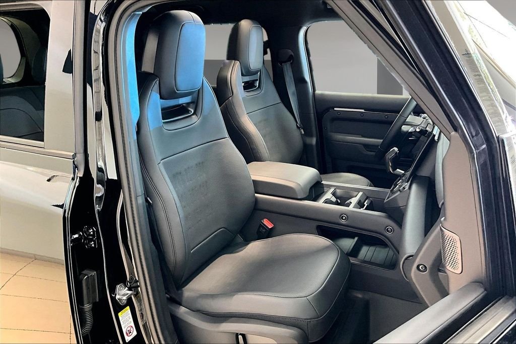 New 2026  Land Rover OCTA Black image 11