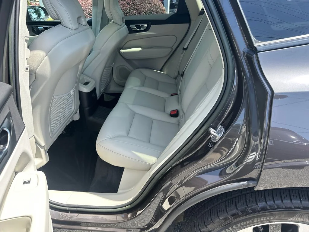 Used 2023  Volvo T8 Core Bright Theme image 17