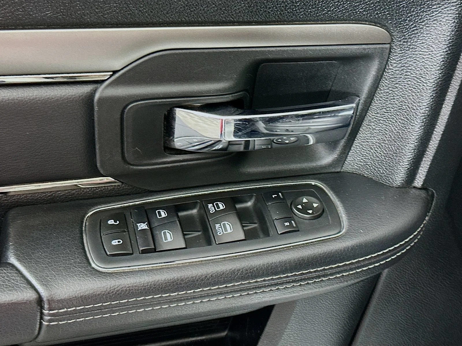 Used 2017  Ram Sport image 18