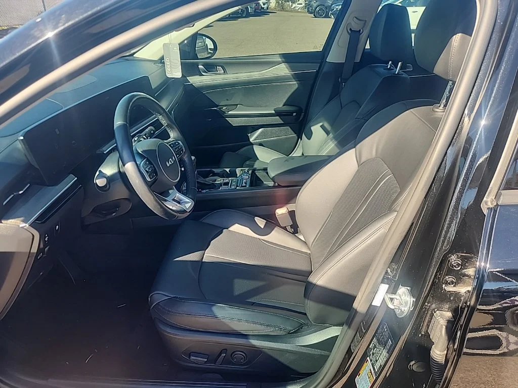 Used 2025 Black Kia EX image 18