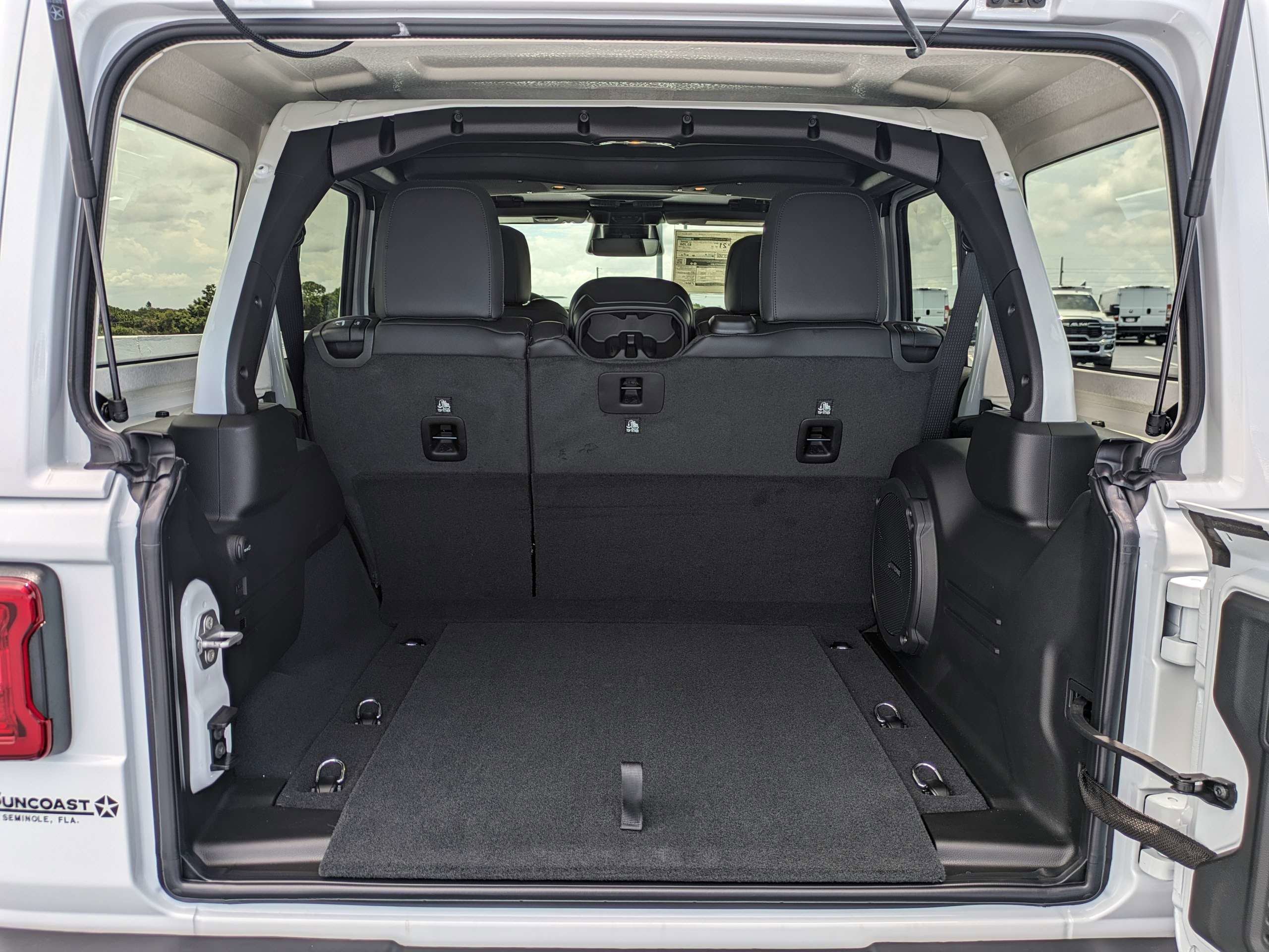 New 2026 Bright White Clear-Coat Exterior Paint Jeep Sahara image 12