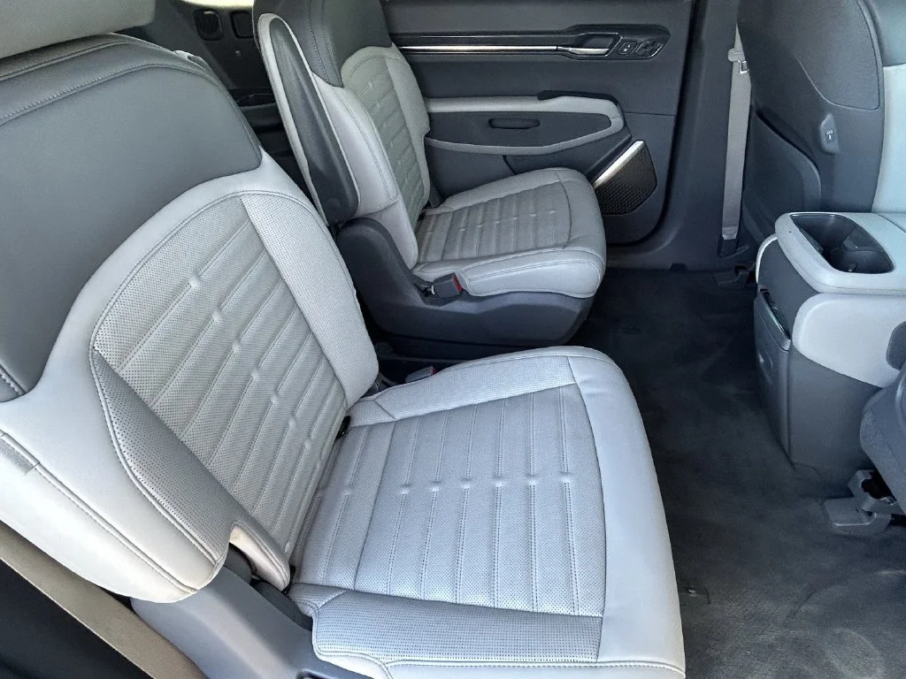Used 2024 Green Kia Land image 11