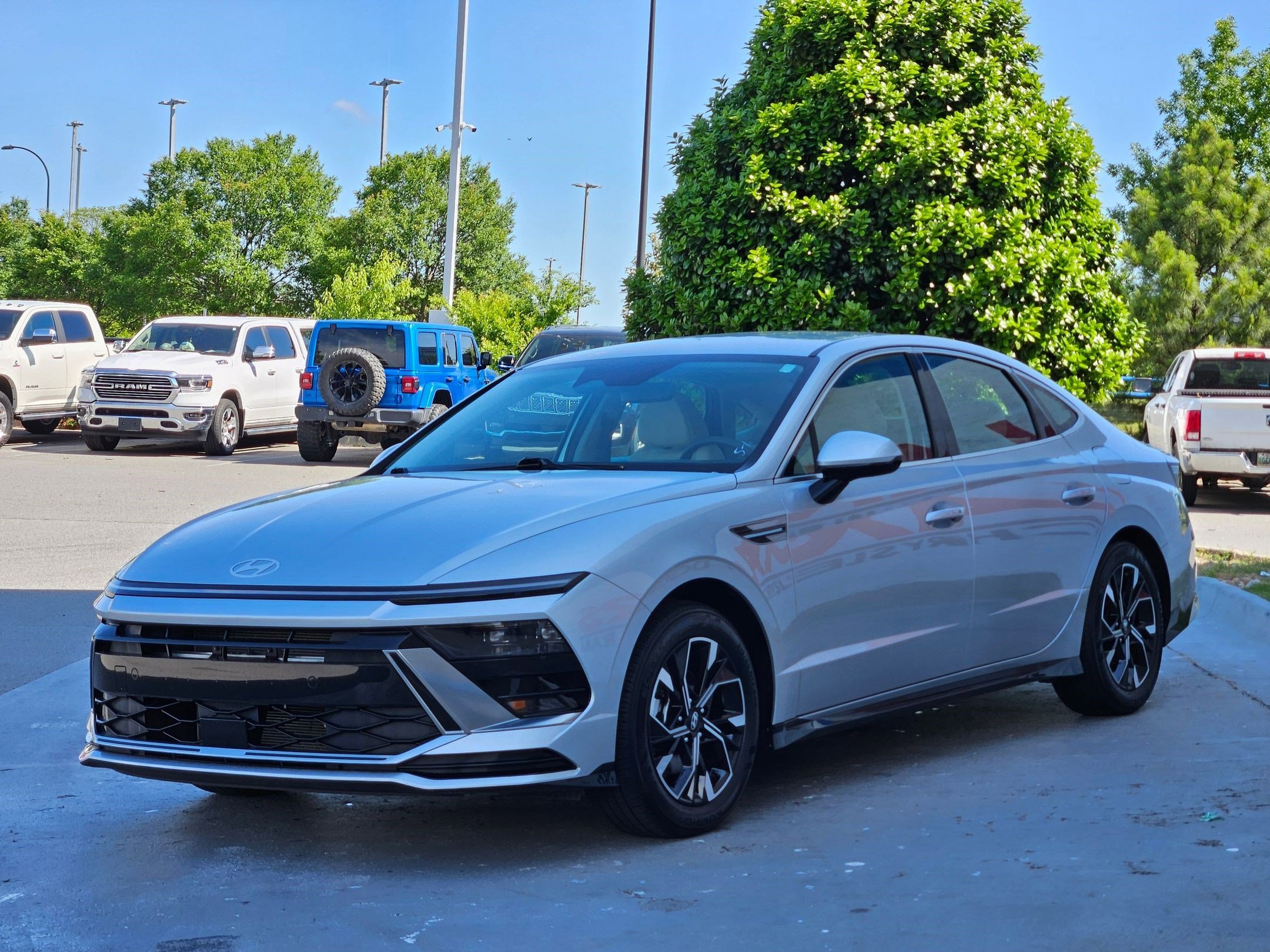 Used 2025 Aero Silver Hyundai SEL image 3