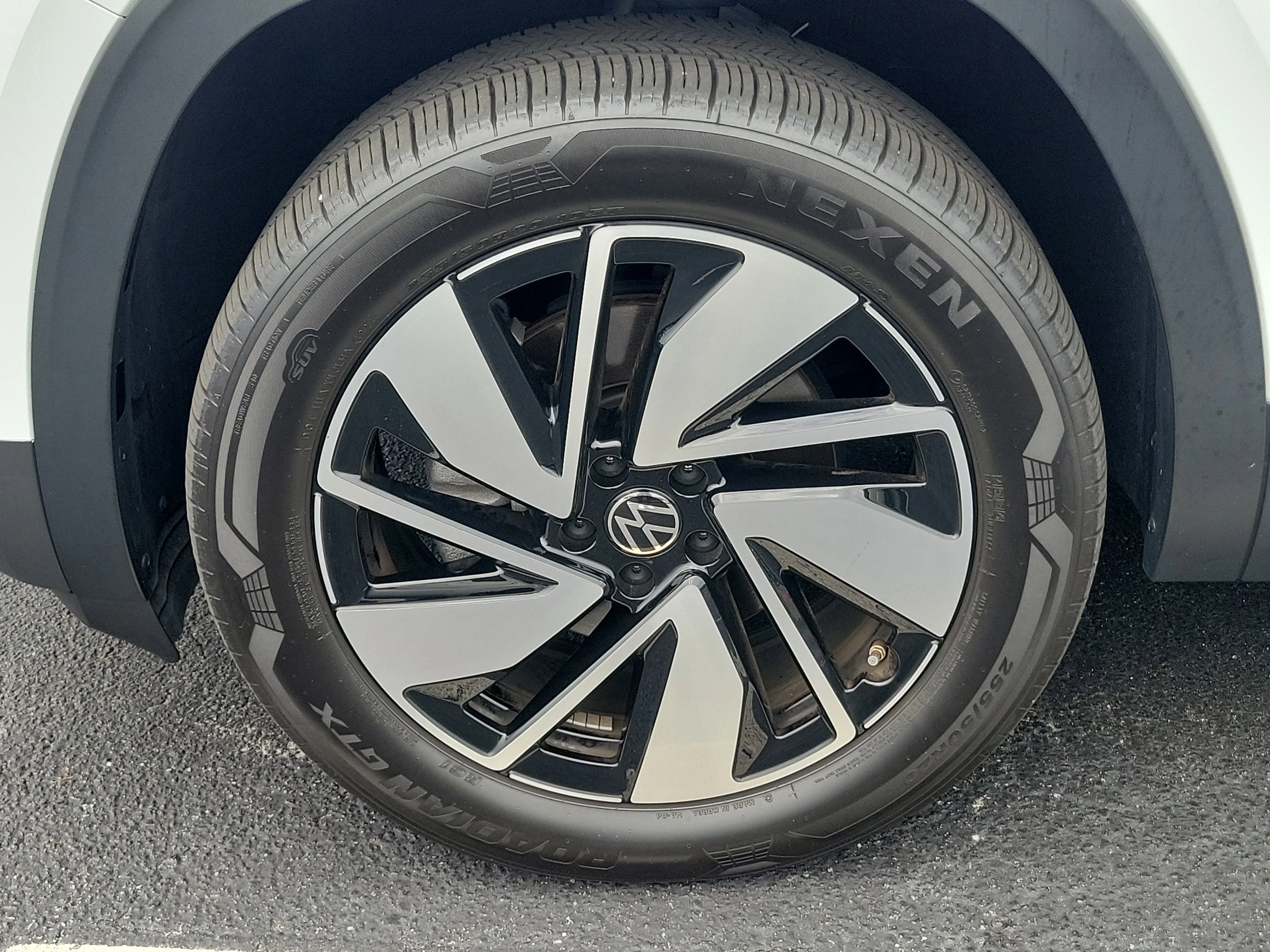 Used 2025  Volkswagen 2.0T SE w/Technology image 4