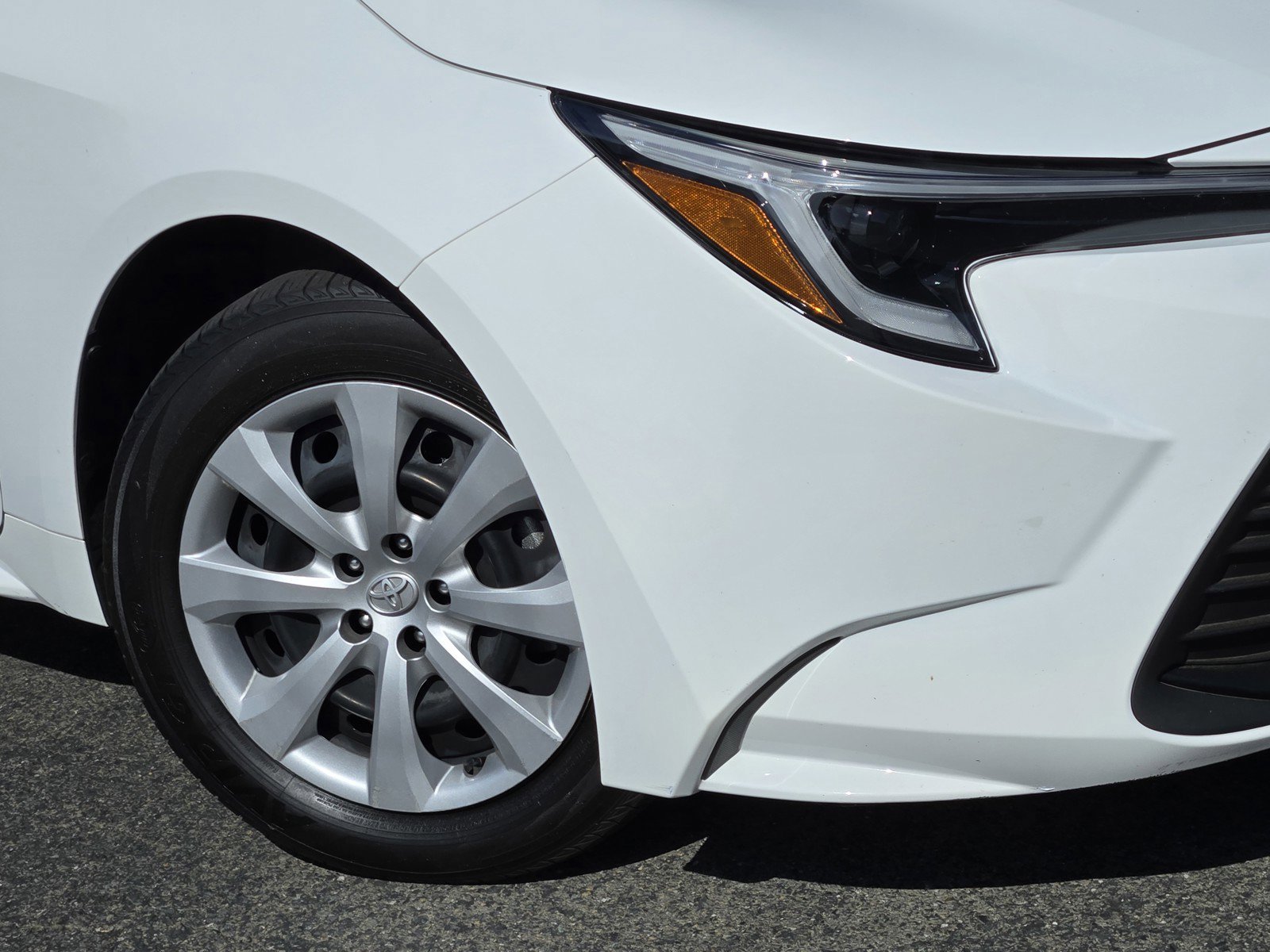 Used 2025 White Toyota  image 9
