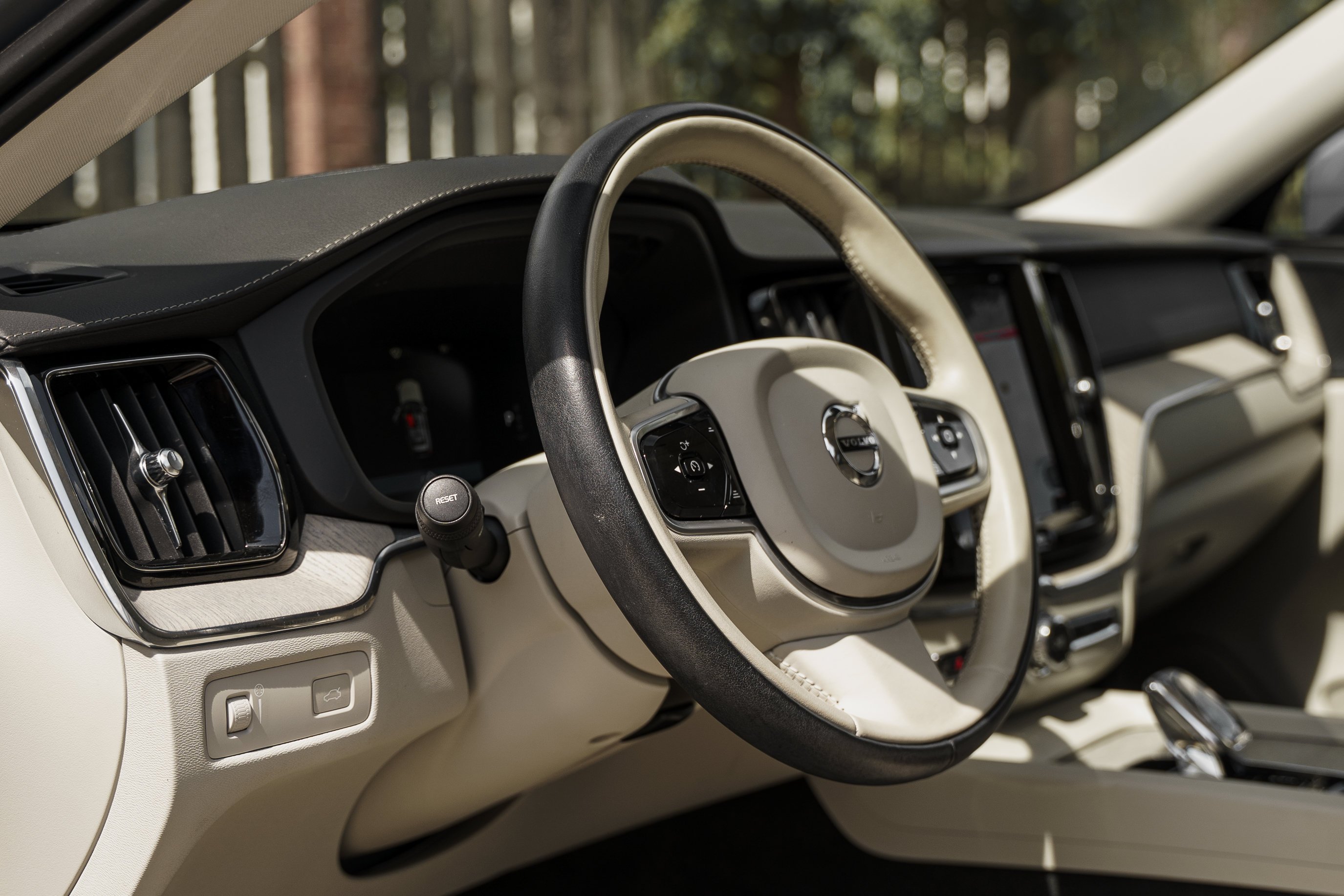 Used 2022 Thunder Grey Metallic Volvo Inscription image 7