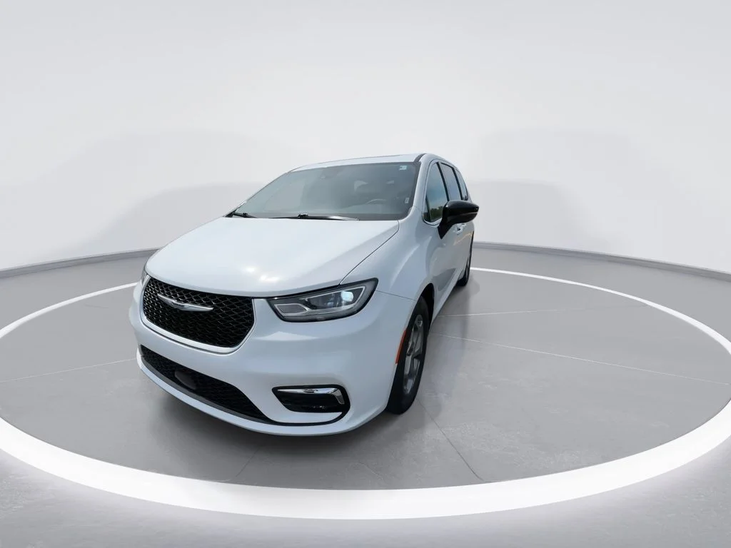 Used 2024 White Chrysler Limited image 3
