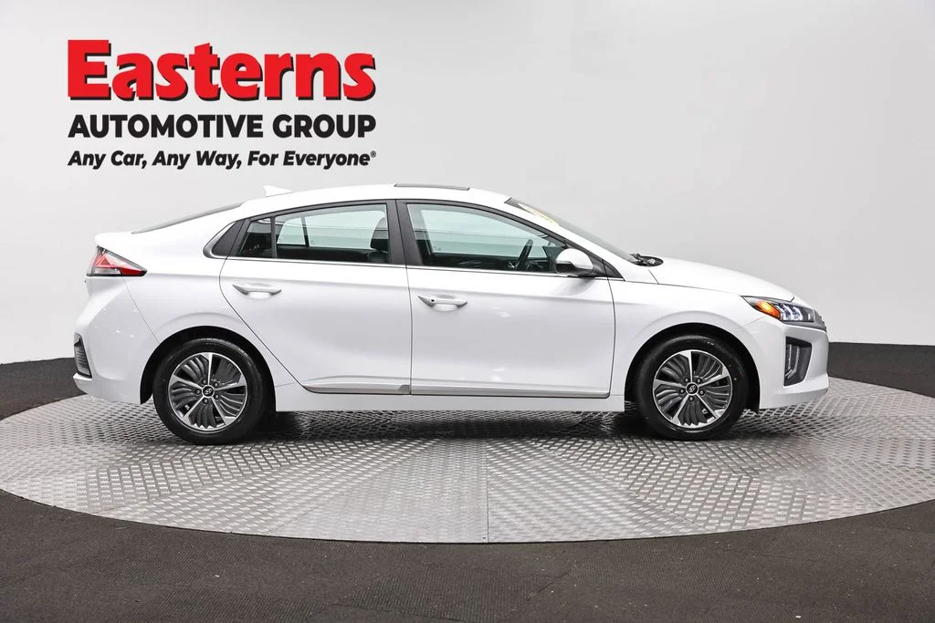 Used 2021 White Hyundai Limited image 4
