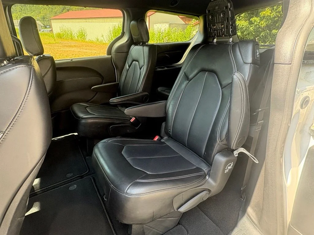Used 2025 White/off-white Chrysler Select image 14