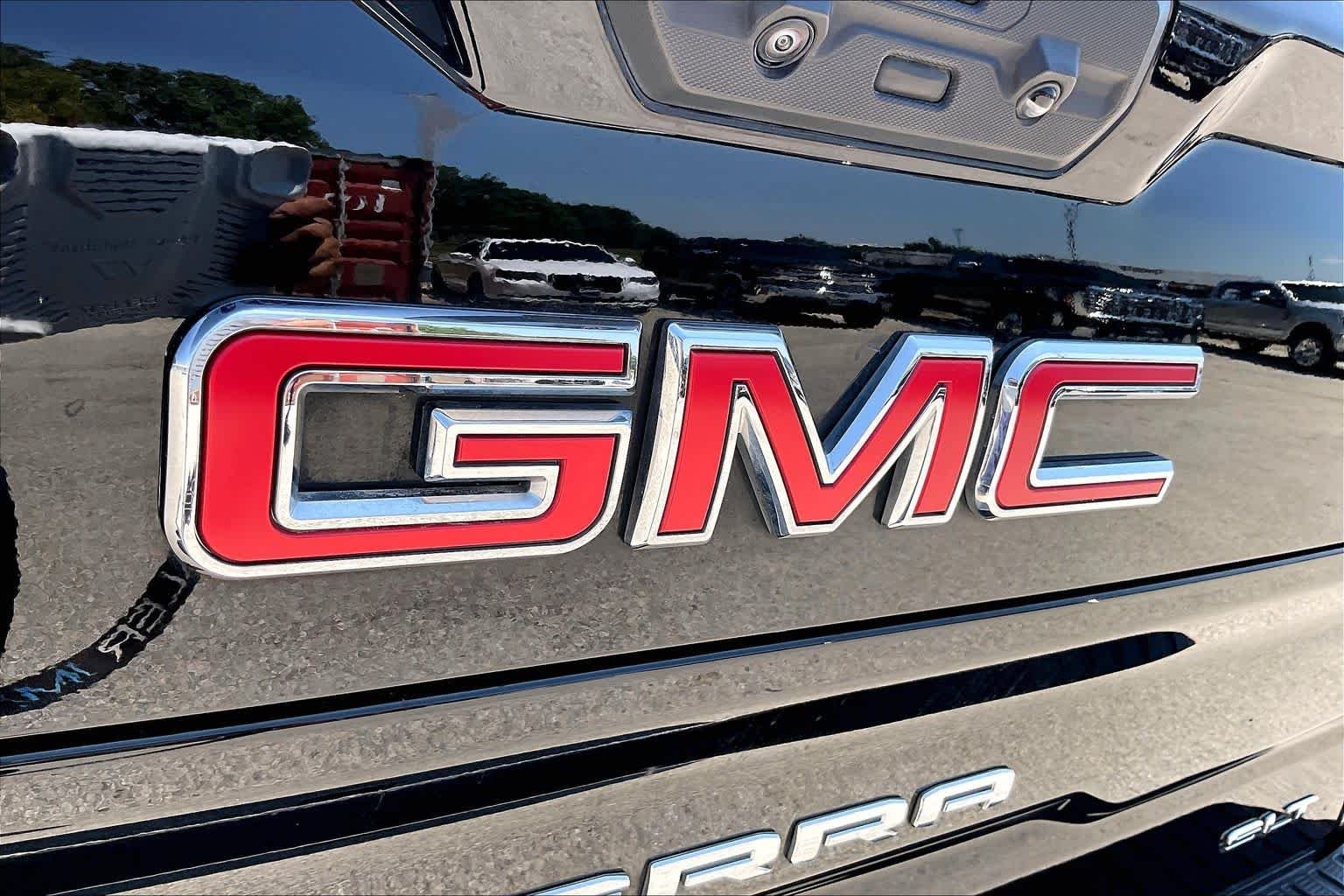 Used 2026 Onyx Black GMC SLT image 30
