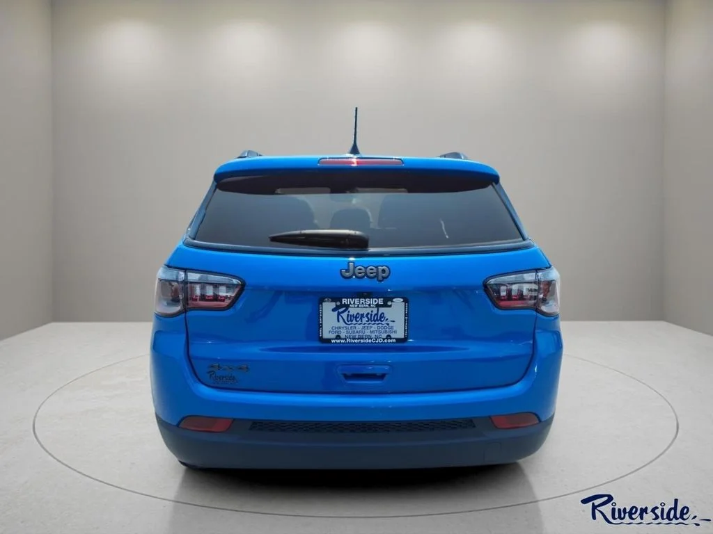 New 2025 Hydro Blue Pearl-Coat Exterior Paint Jeep Latitude image 2