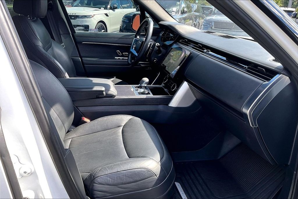 Used 2023 White Land Rover SE image 6