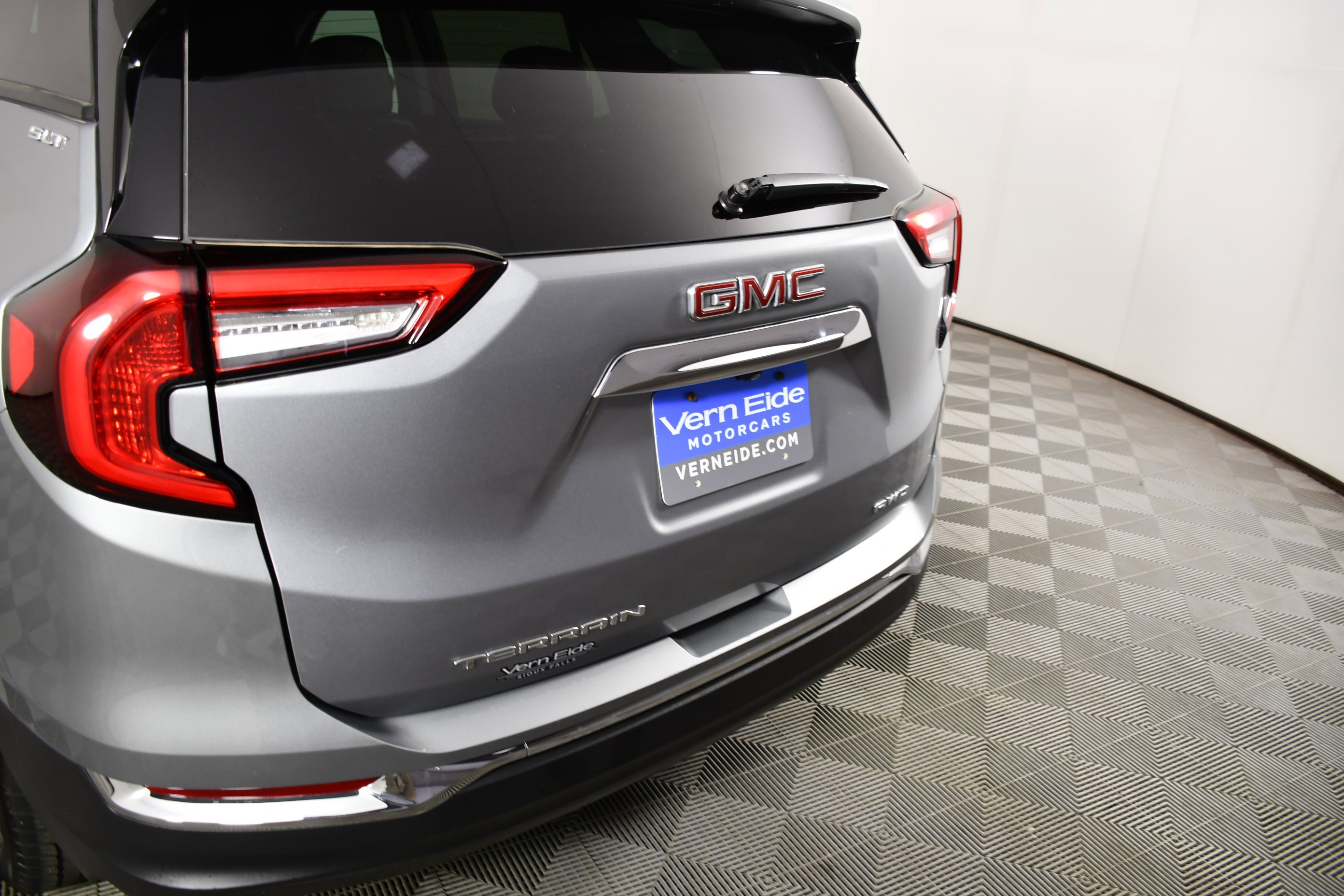 Used 2024 Sterling Metallic GMC SLT image 15
