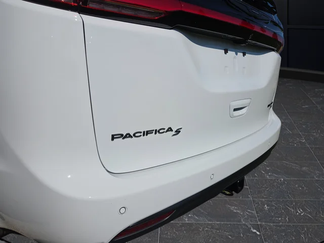 New 2026 Bright White Clear-Coat Exterior Paint Chrysler Limited image 39