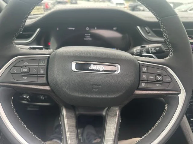 Used 2025 Silver Jeep Limited image 20