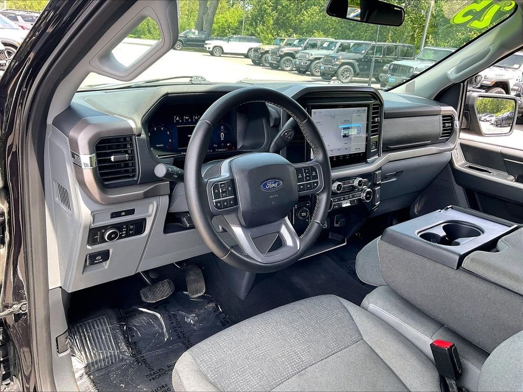 Used 2025 Agate Black Metallic Ford XLT image 8