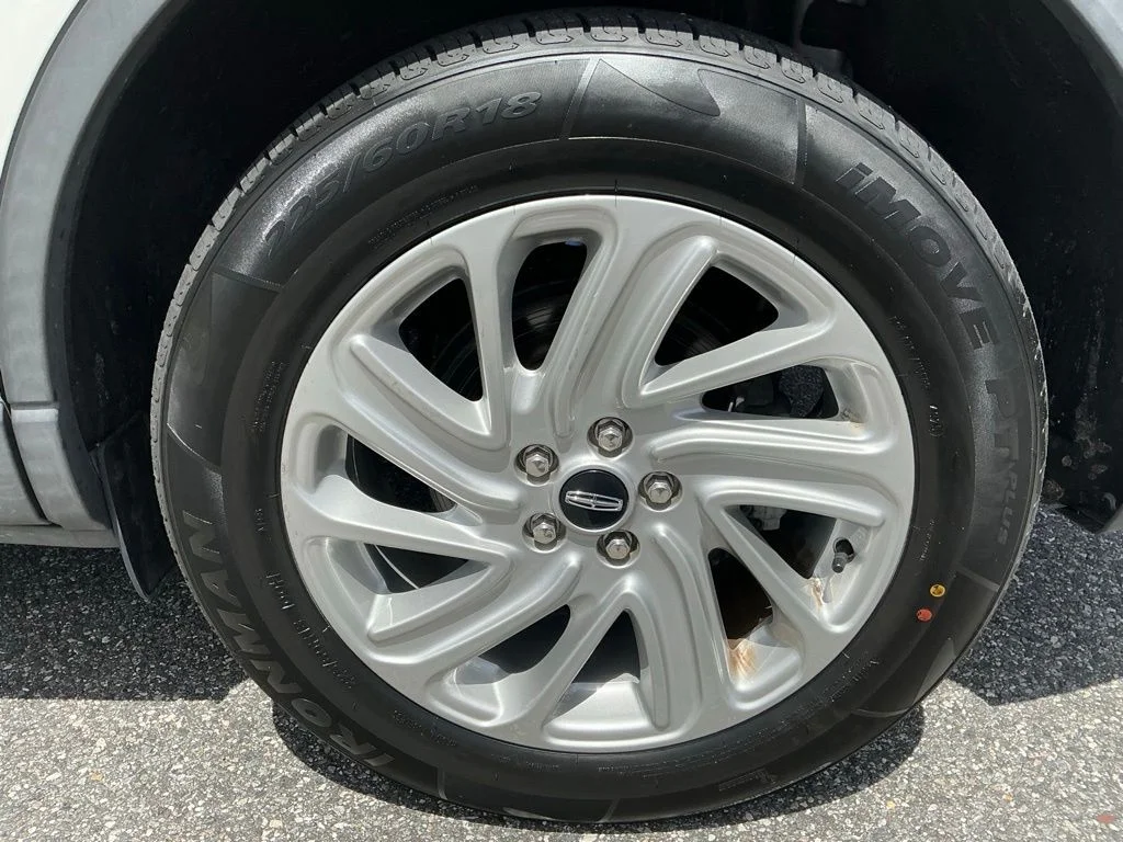 Used 2021 White Lincoln Standard image 27