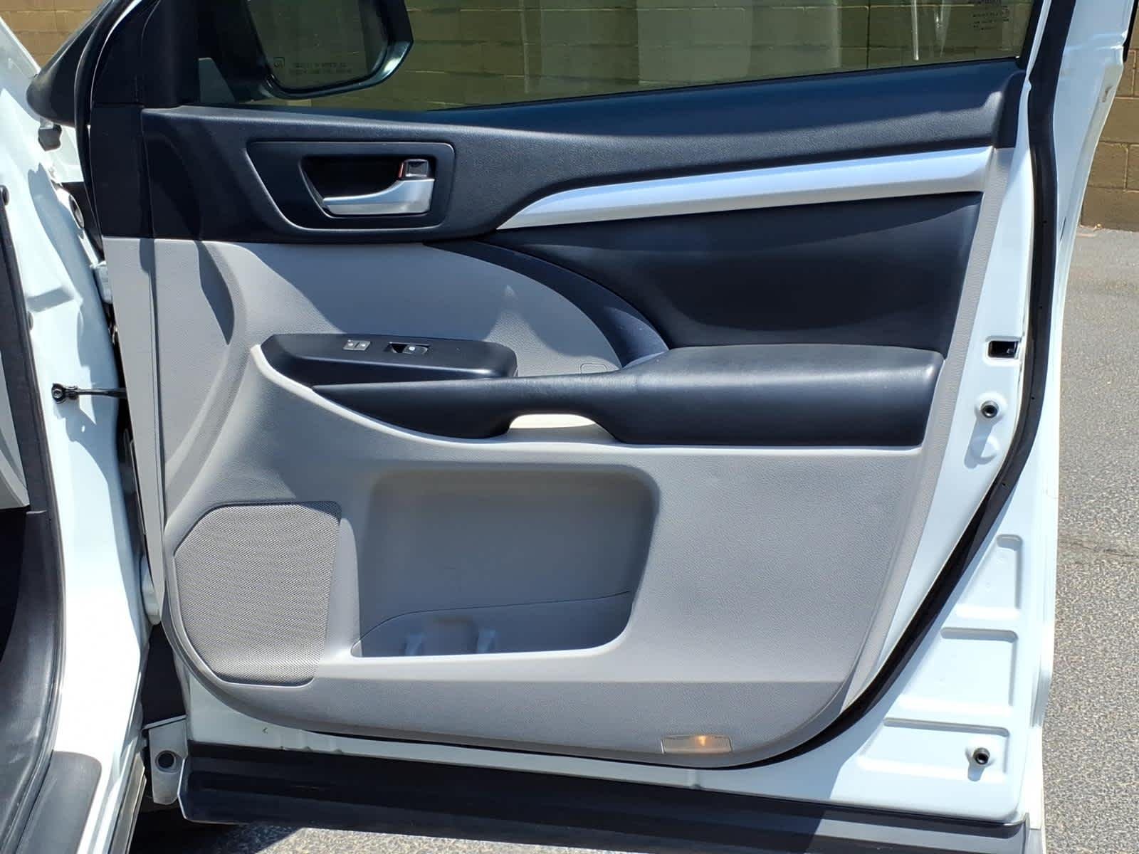 Used 2017 Blizzard Pearl Toyota XLE image 23