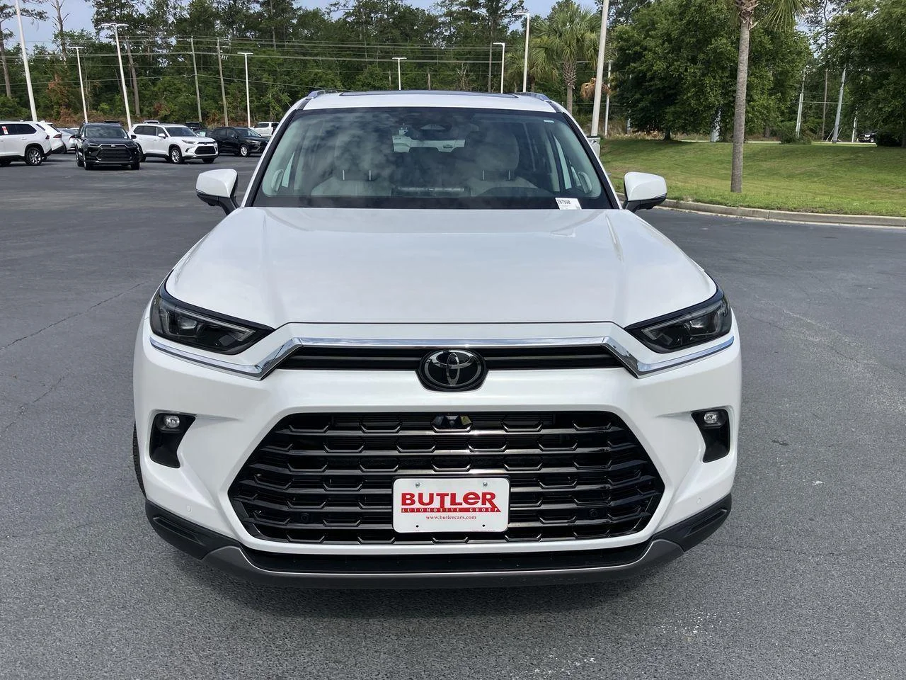 Certified Used 2025 White (Wind Chill Pearl) Toyota Limited image 8