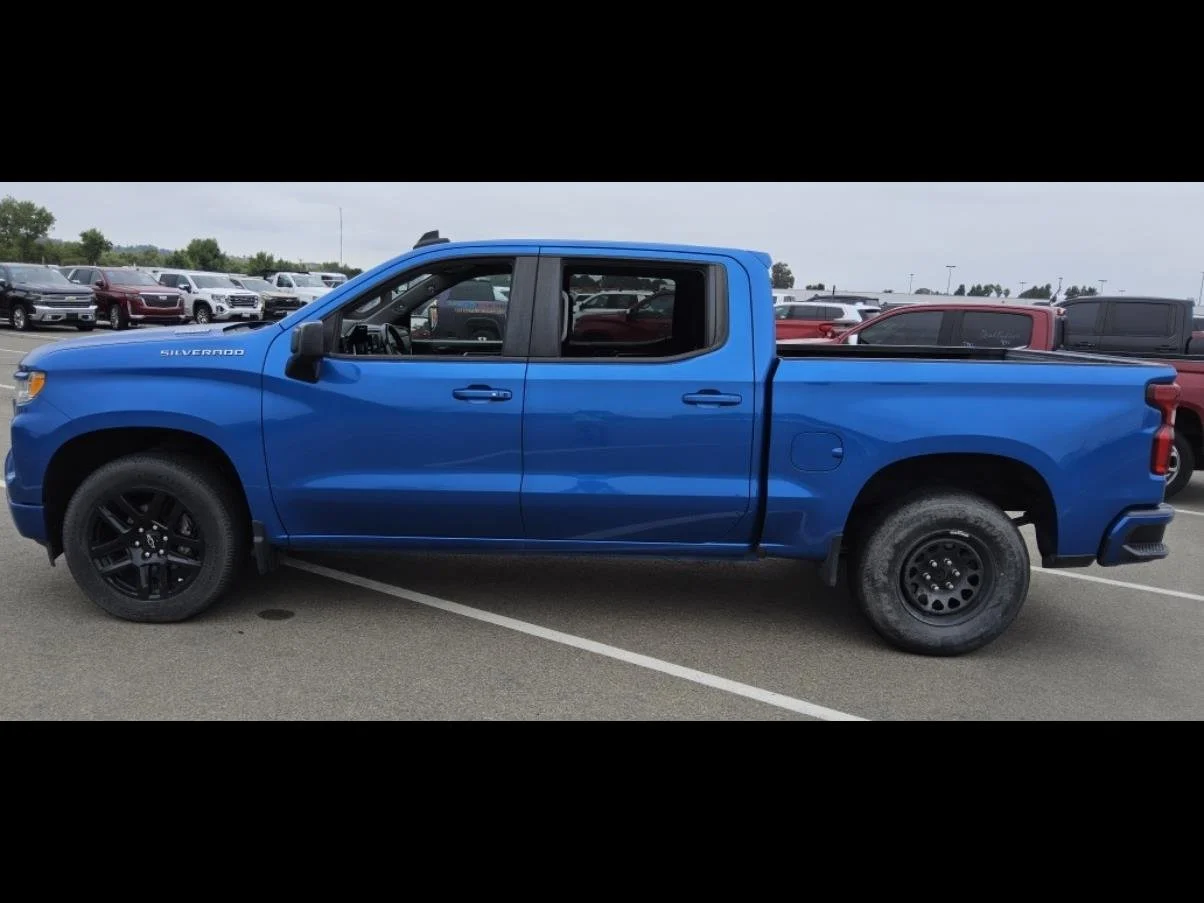 Used 2022 Glacier Blue Metallic Chevrolet RST image 4