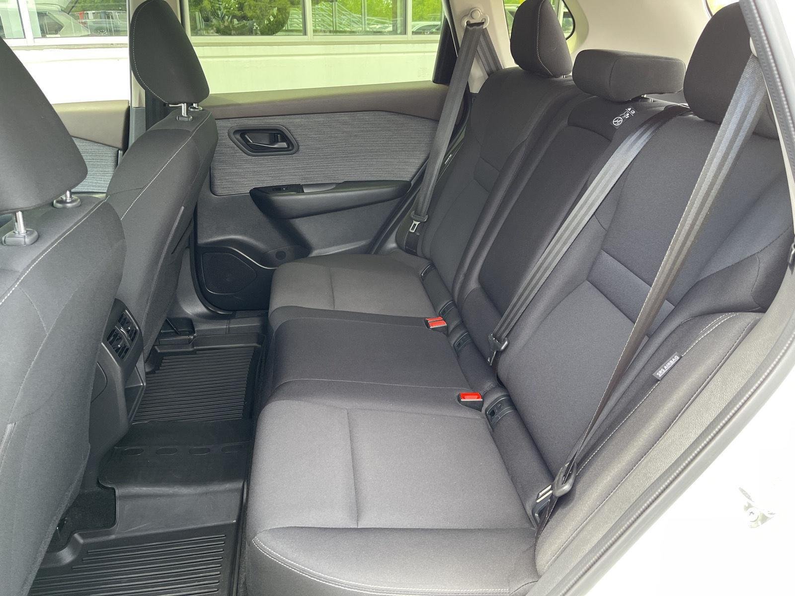 Used 2023 Glacier White Nissan S image 31
