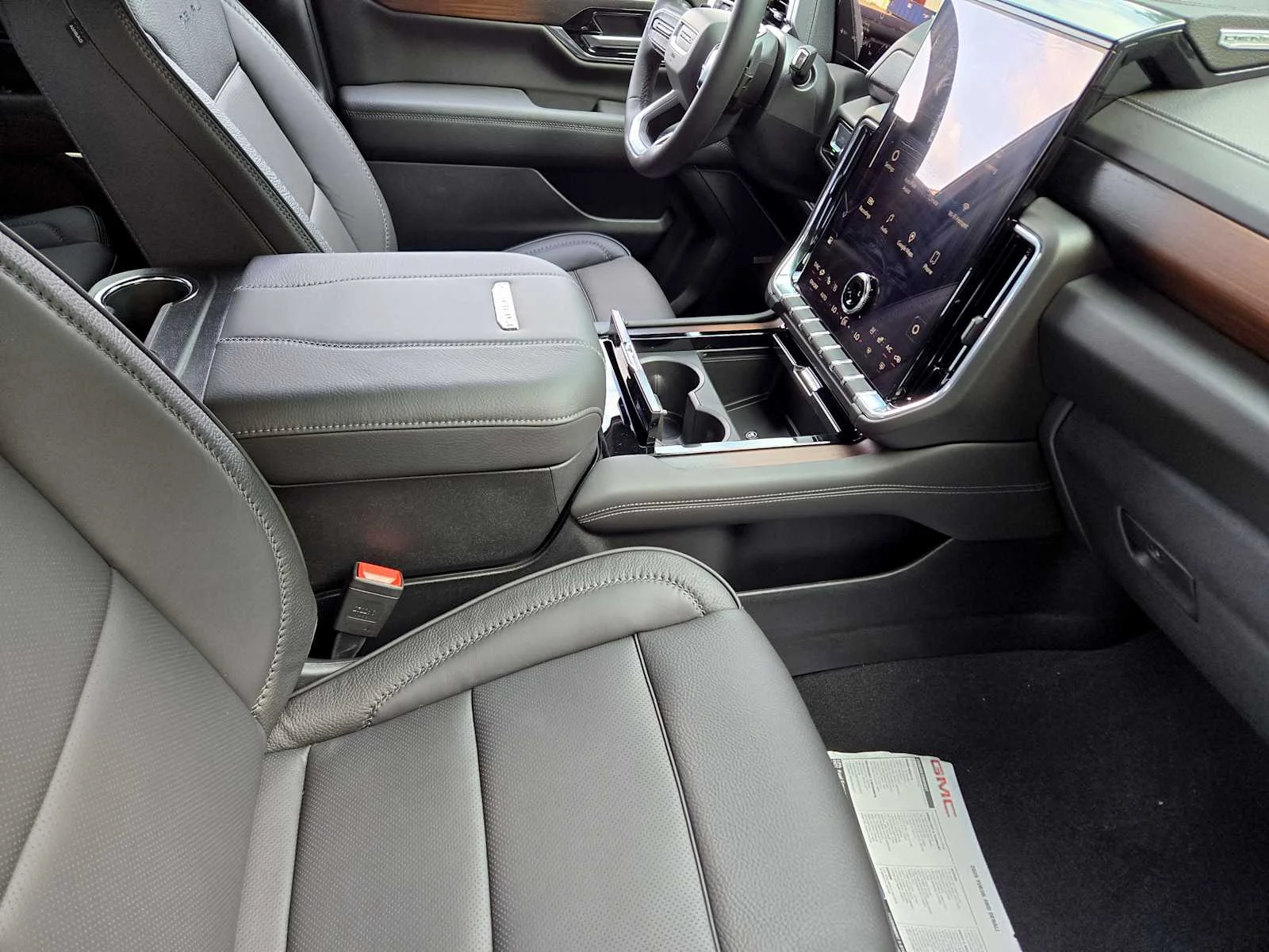 2026 GMC Yukon Denali - Photo 9