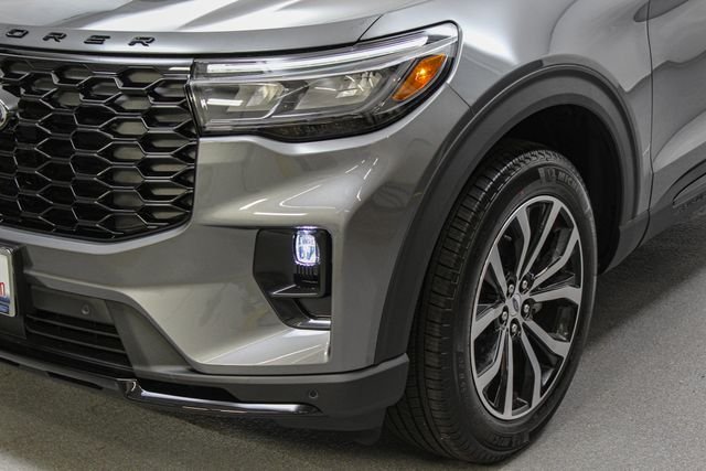 New 2026 Carbonized Gray Metallic Ford ST-Line image 4