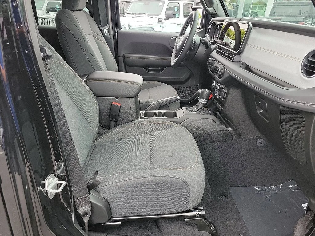 2025 Jeep Wrangler 4-Door Sahara - Photo 14