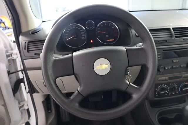 Used 2005 White Chevrolet Base image 10