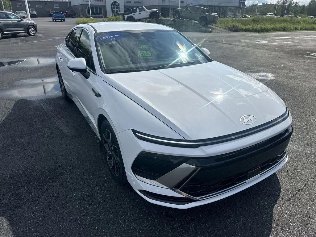 Used 2024 White Hyundai SEL image 1