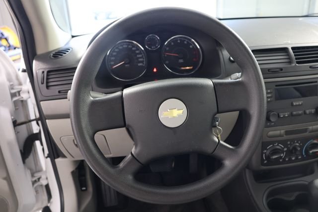 Used 2005 White Chevrolet Base image 10