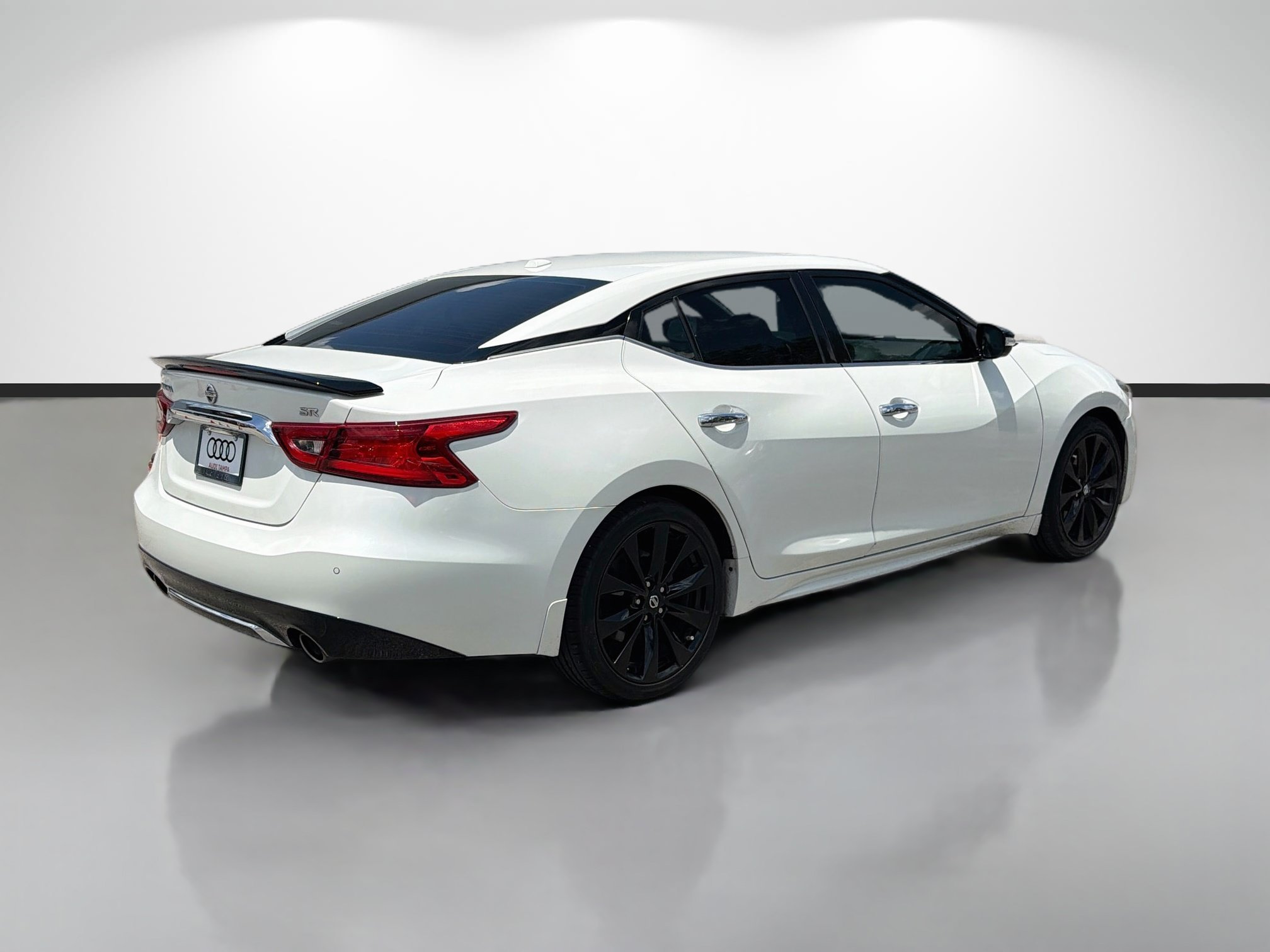 Used 2017 Pearl White Nissan SR image 3