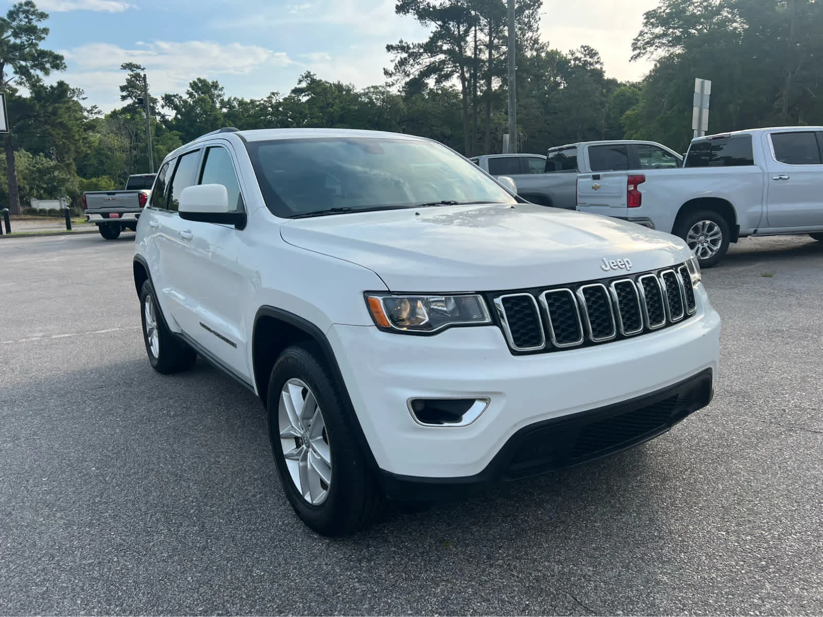 Used 2018  Jeep Laredo E image 2